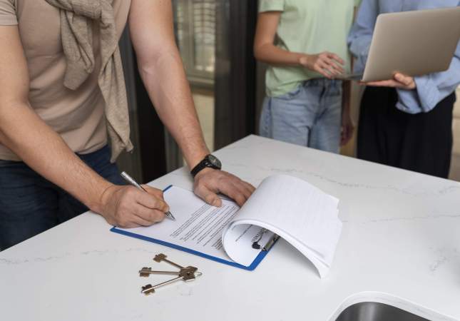 Imagen de la firma de una hipoteca | Freepik