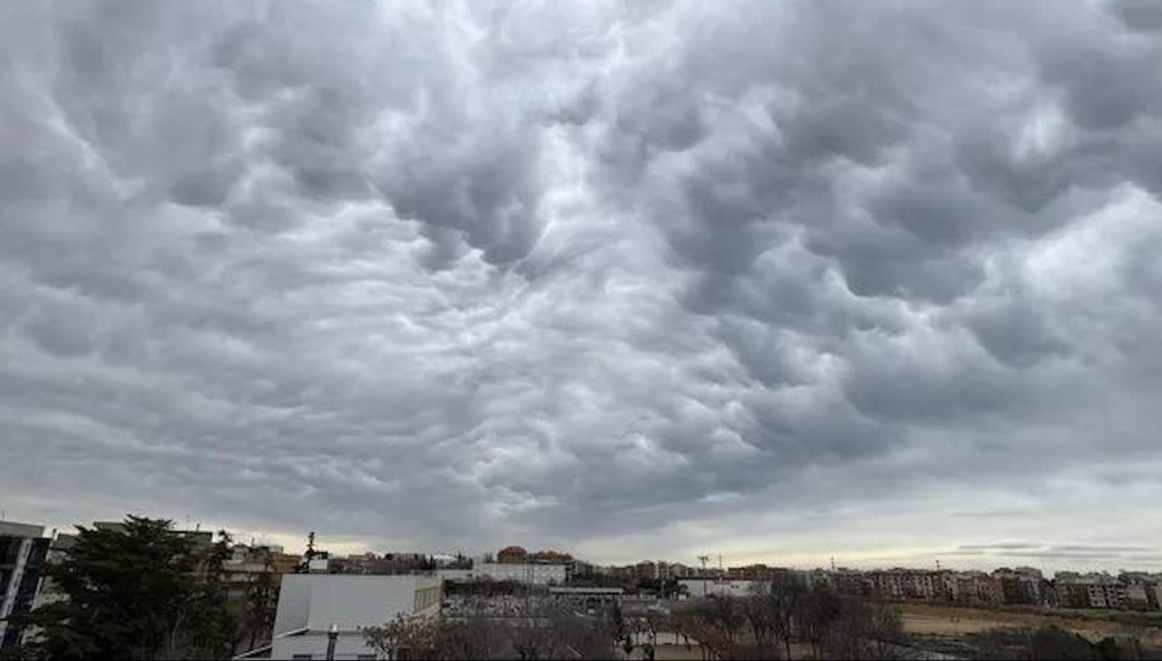 El tiempo no mejora del todo en Catalunya: lluvia en el sur y temperaturas de lujo
