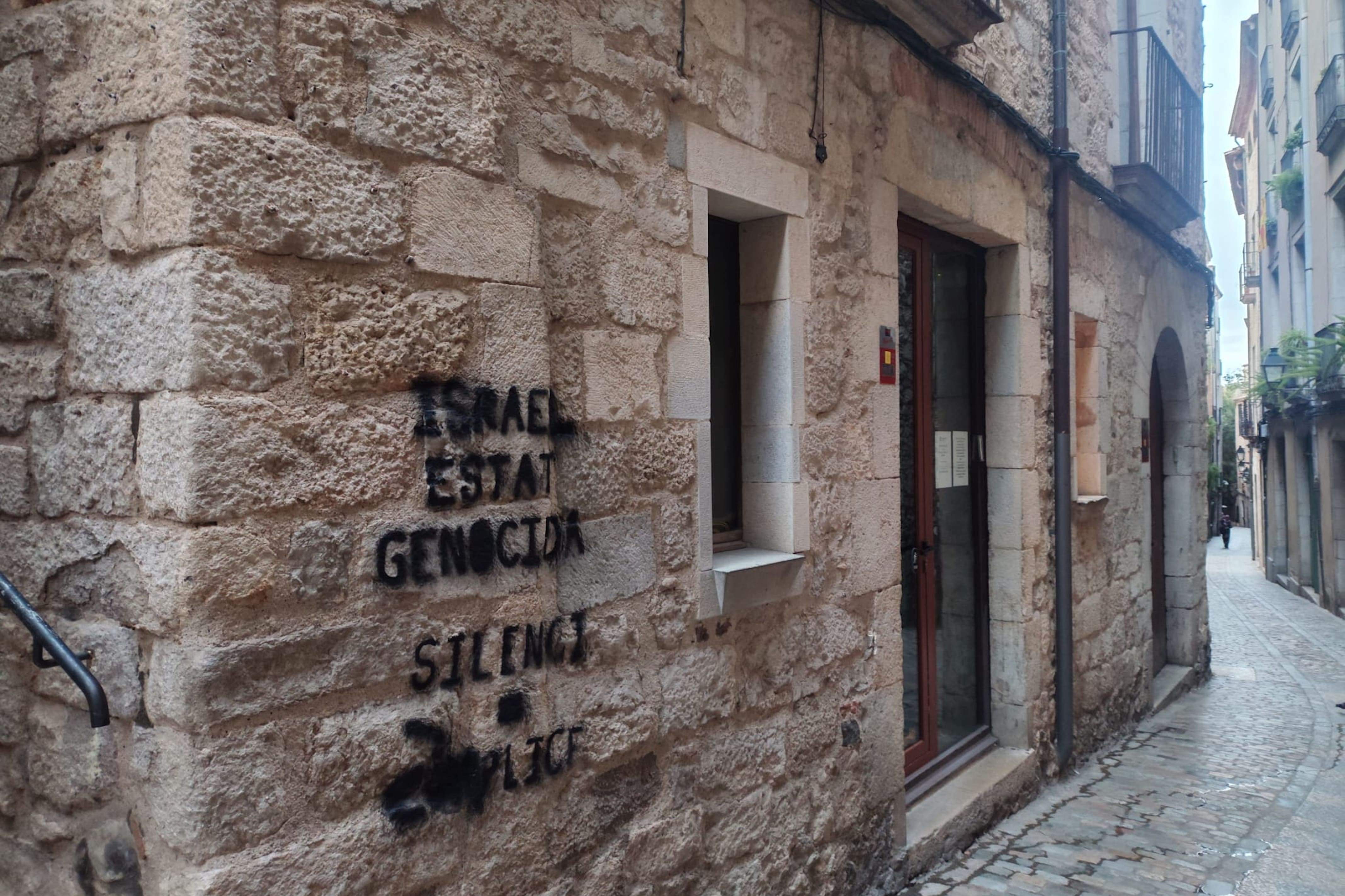 Investigan unas pintadas contra Israel en la fachada del centro judío de Girona