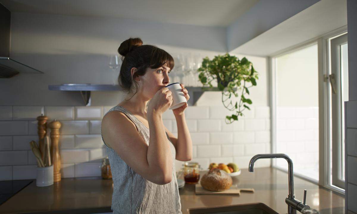 Tomando café en casa