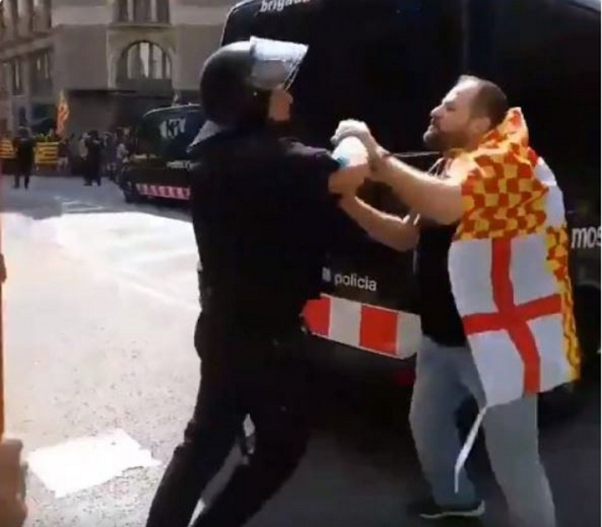 Vídeo: Un ‘tabarnià’ arriba a les mans amb els Mossos d’Esquadra