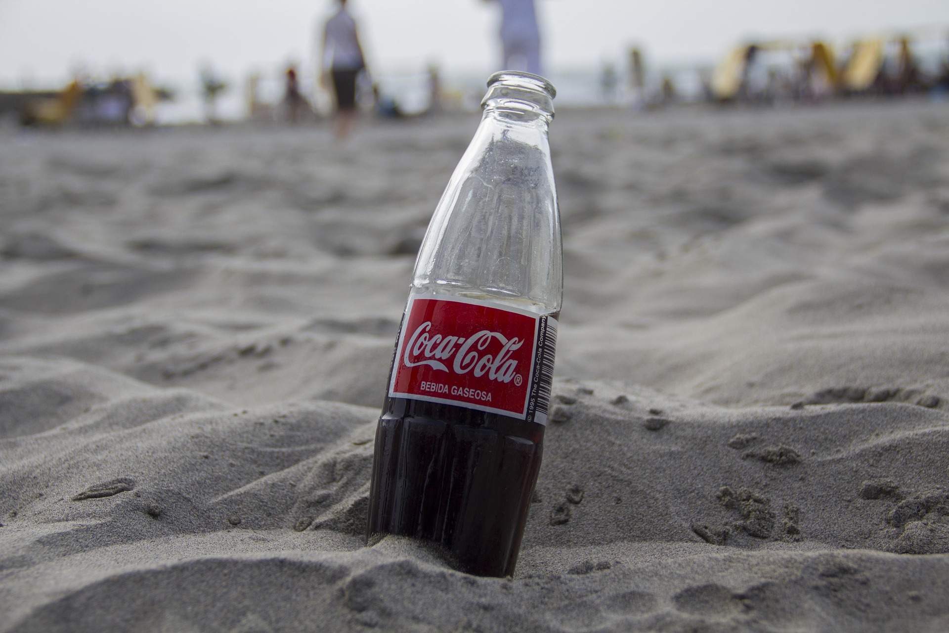 Bebida cocacola en la playa / Foto: Pixabay