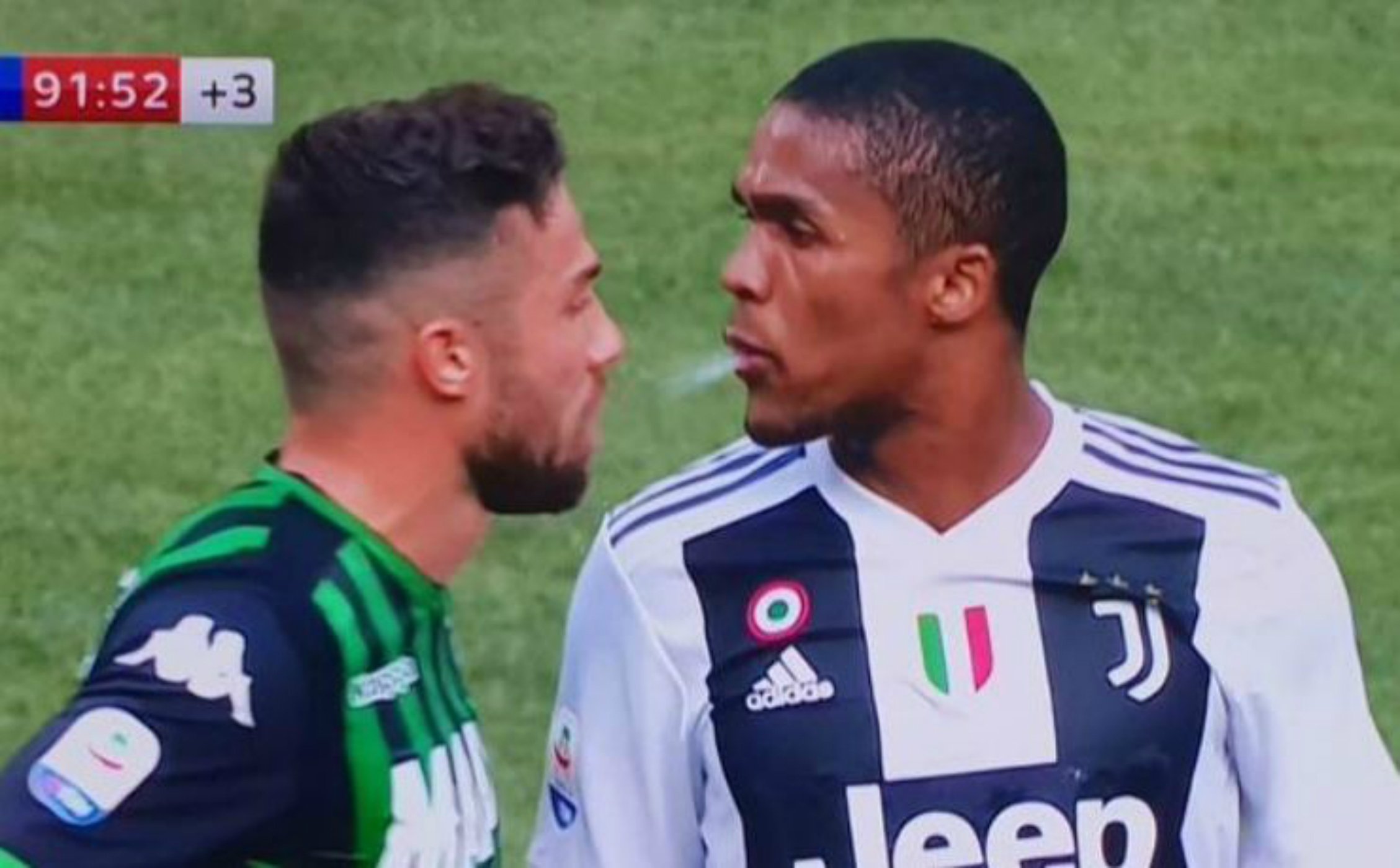VÍDEO: Un jugador de la Juventus, expulsado por agredir y escupir a un rival