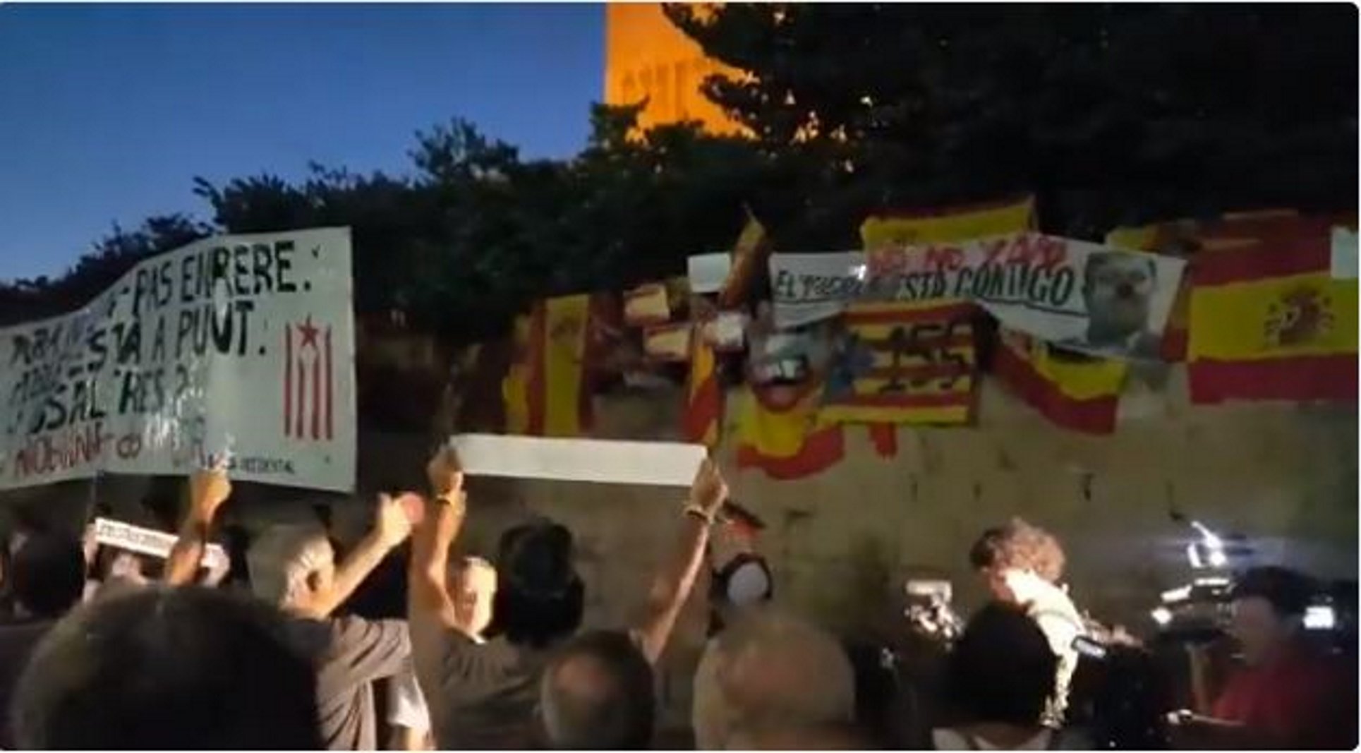 Espanyolistes intenten boicotejar la inauguració de la plaça 1 d'Octubre a Sant Cugat