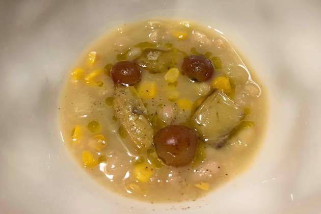Pochas con foie en escabeche, maíz y uva fumada Restaurant Amaica / Foto: Rosa Molinero Trias Pochas con foie en escabeche, maíz y uva fumada Restaurant Amaica / Foto: Rosa Molinero Trias