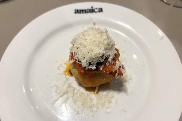 Pizza frita de chorizo, chile crunch y manchego Restaurant Amaica / Foto: Rosa Molinero Trias Pizza frita de chorizo, chile crunch y manchego Restaurant Amaica / Foto: Rosa Molinero Trias