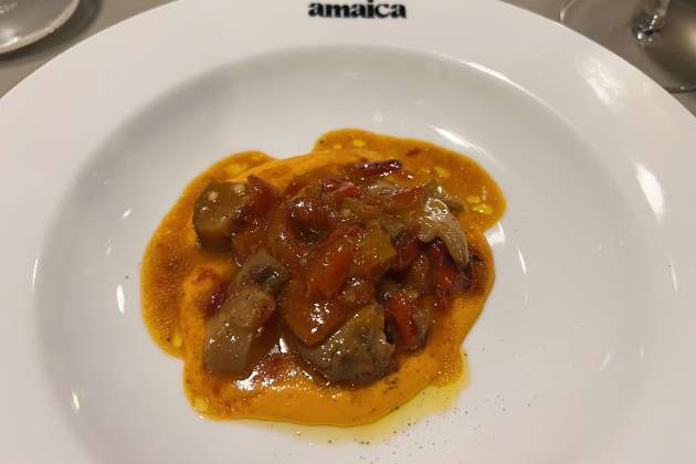 Crestas con pimiento escalivado y romesco Restaurant Amaica / Foto: Rosa Molinero Trias Crestas con pimiento escalivado y romesco Restaurant Amaica / Foto: Rosa Molinero Trias