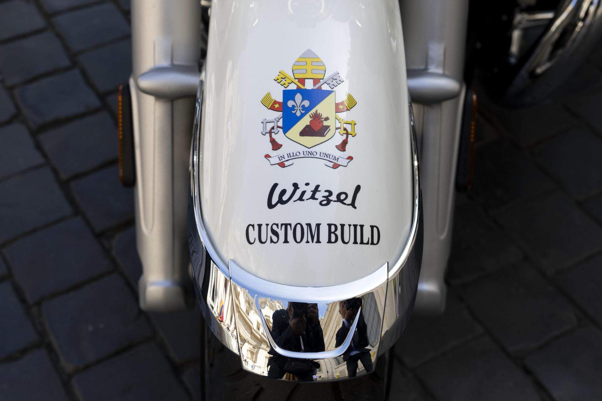 moto BMW papa León XIV moto BMW papa León XIV