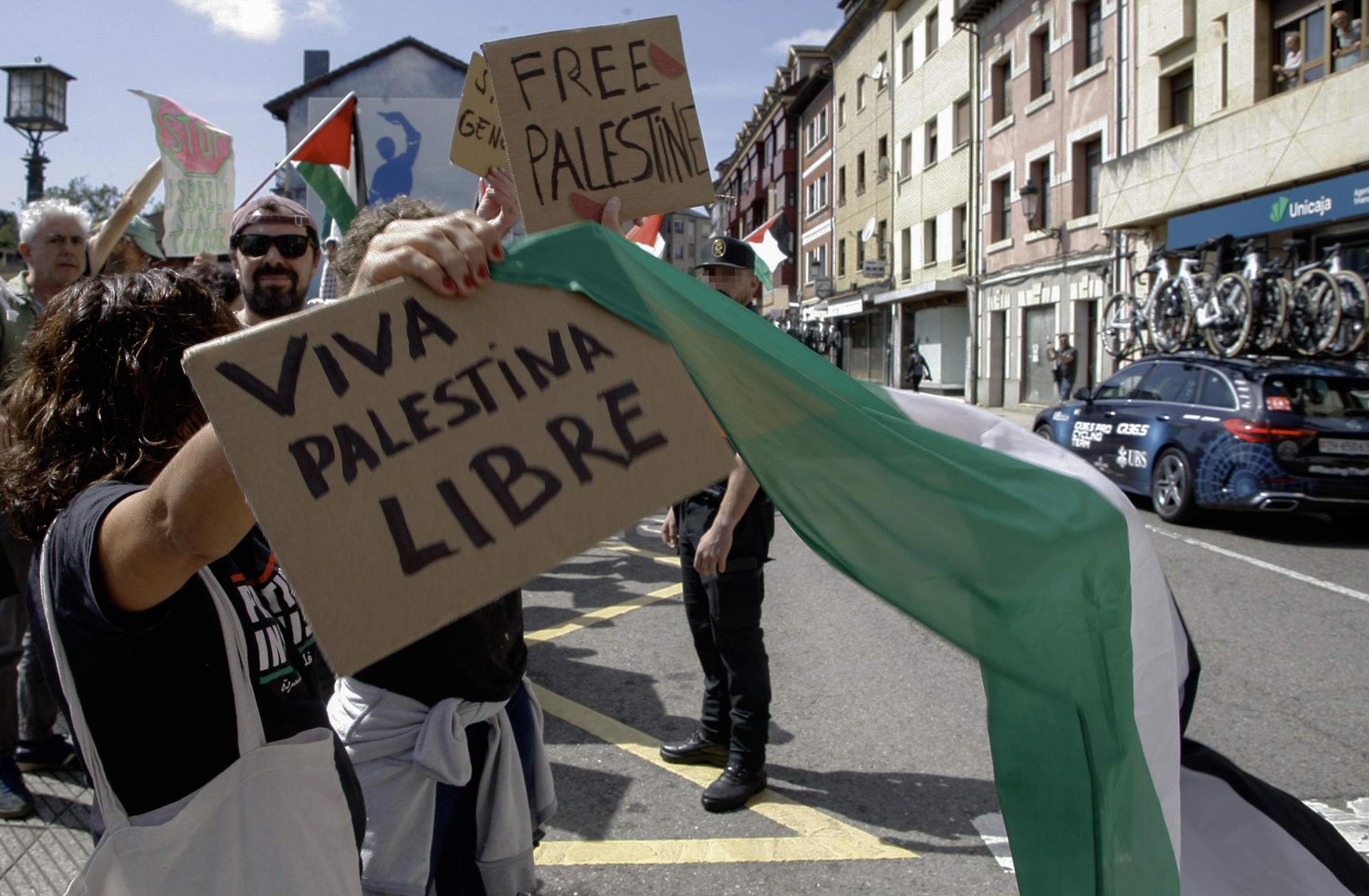 Las protestas pro-Palestina paralizan la etapa reina de la Vuelta a España