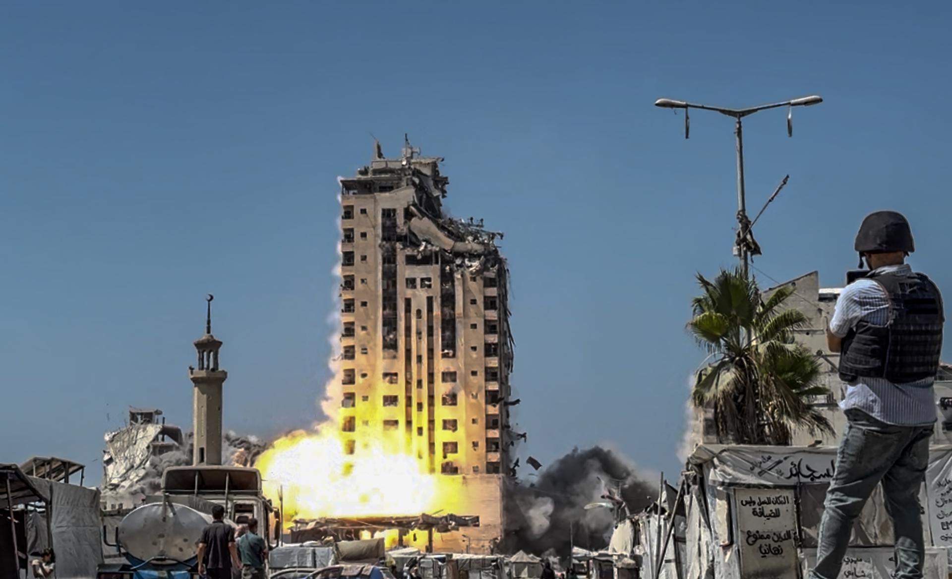 Israel bombardea y derrumba uno de los rascacielos más altos de Ciudad de Gaza | VÍDEO
