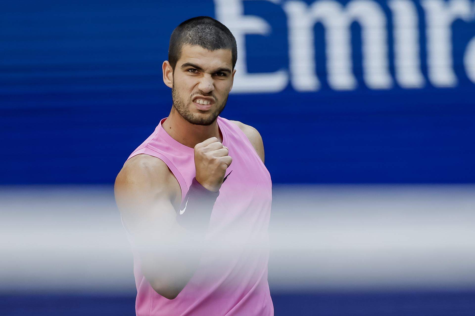 Carlos Alcaraz es venja d'un Djokovic sense combustible i es retroba amb una final del US Open