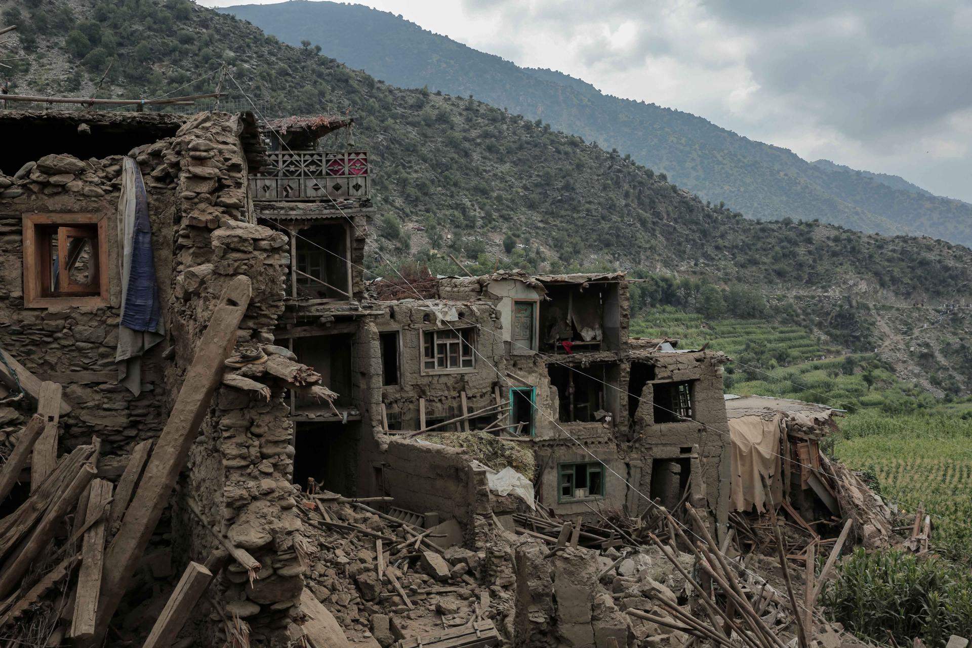 L'altra tragèdia del terratrèmol a l'Afganistan: els equips de rescat no ajuden les dones per la llei talibà
