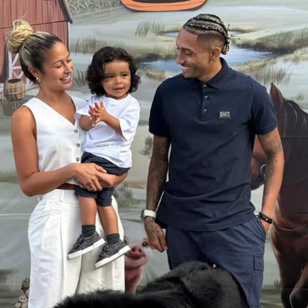 Raphinha amb Natalia i el seu fill / Instagram