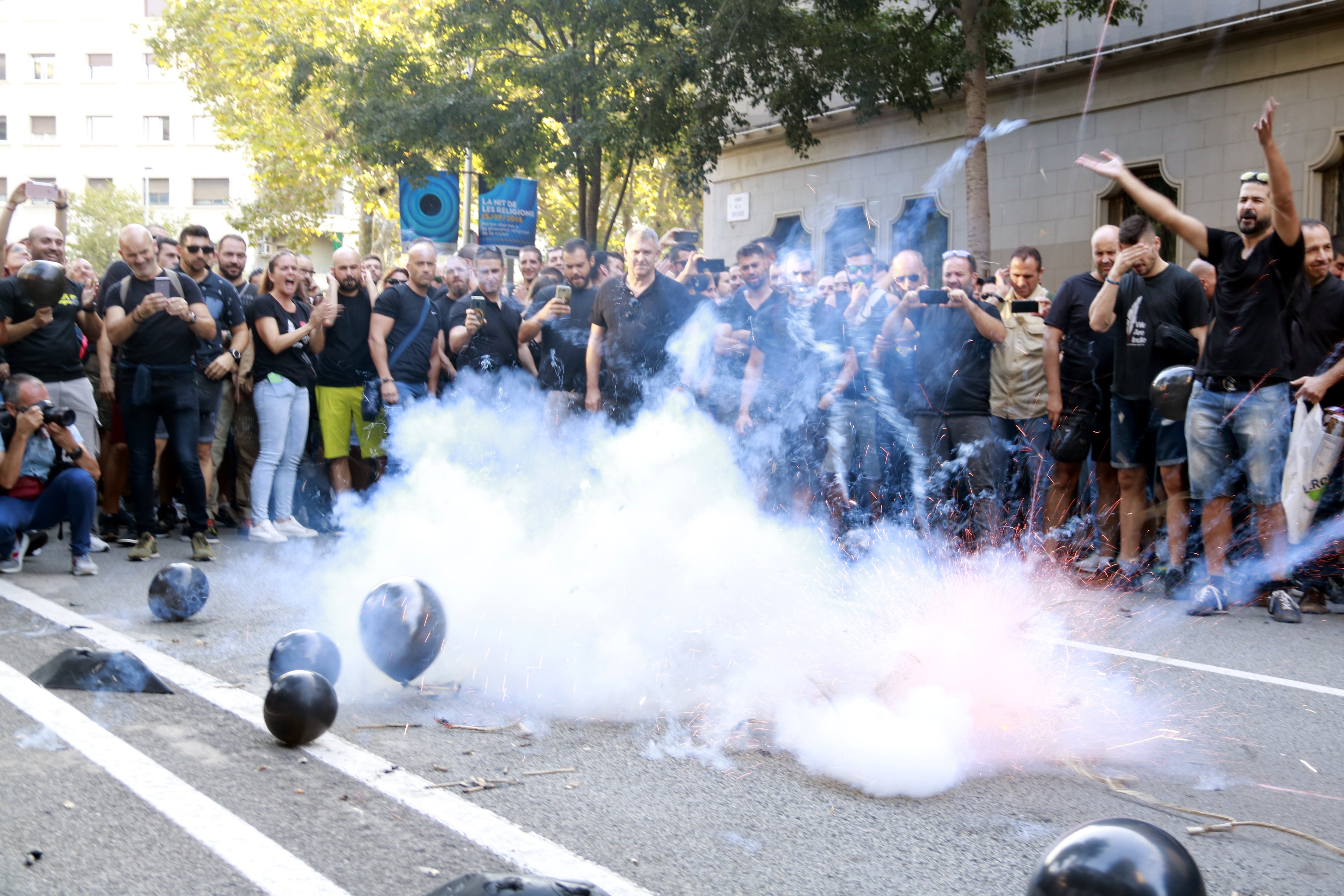 Un miler de mossos protesten davant d'Interior per exigir més mitjans i sou