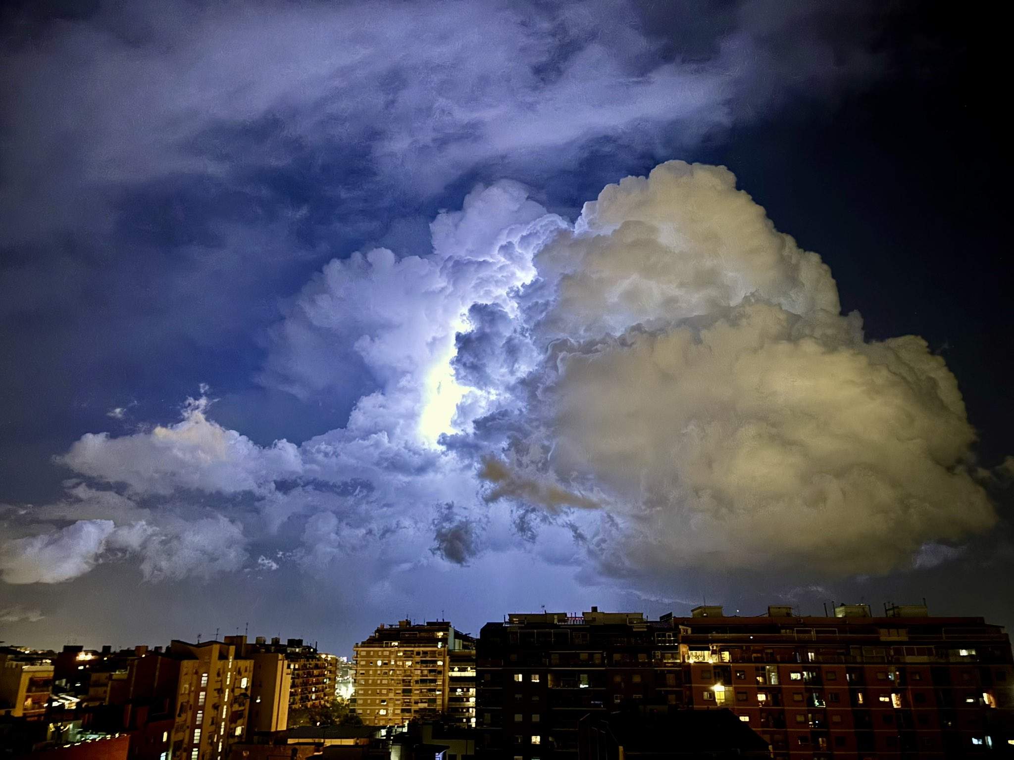 Canvi de temps radical a Catalunya: pluges torrencials i tempestes explosives amb fenòmens extrems