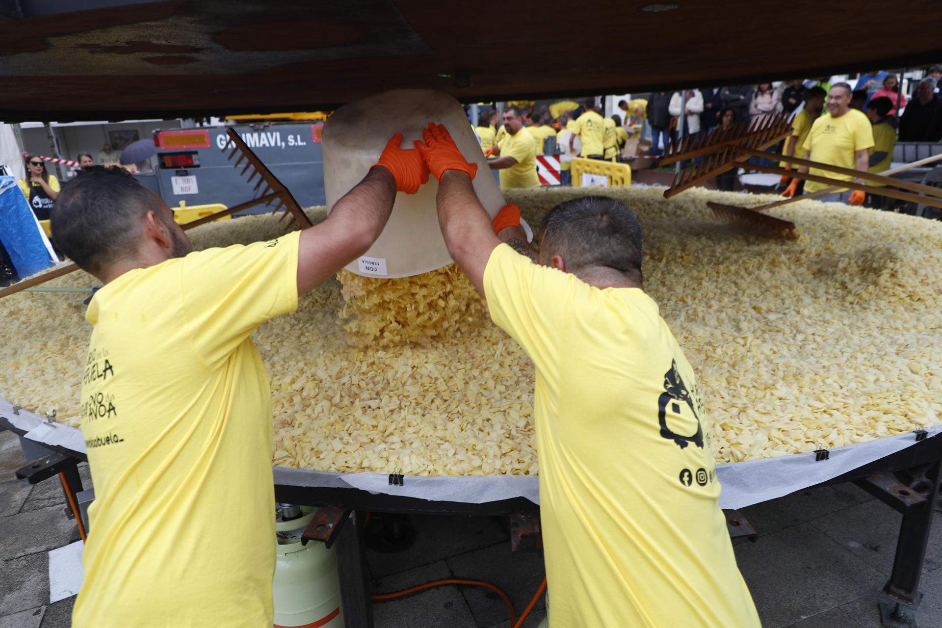 17.000 huevos y 10 toneladas de peso: giran la tortilla de patatas más grande del mundo en Galicia