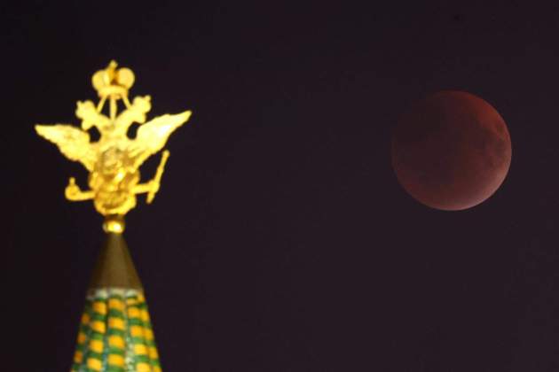 Eclipse total de luna en Moscú / EFE Eclipse total de luna en Moscú / EFE