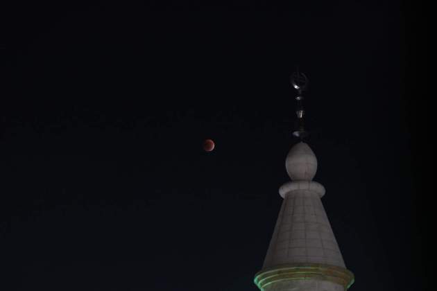 Eclipse lunar total de Lluna de Sang sobre Nablus en Cisjordania / EFE Eclipse lunar total de Lluna de Sang sobre Nablus en Cisjordania / EFE