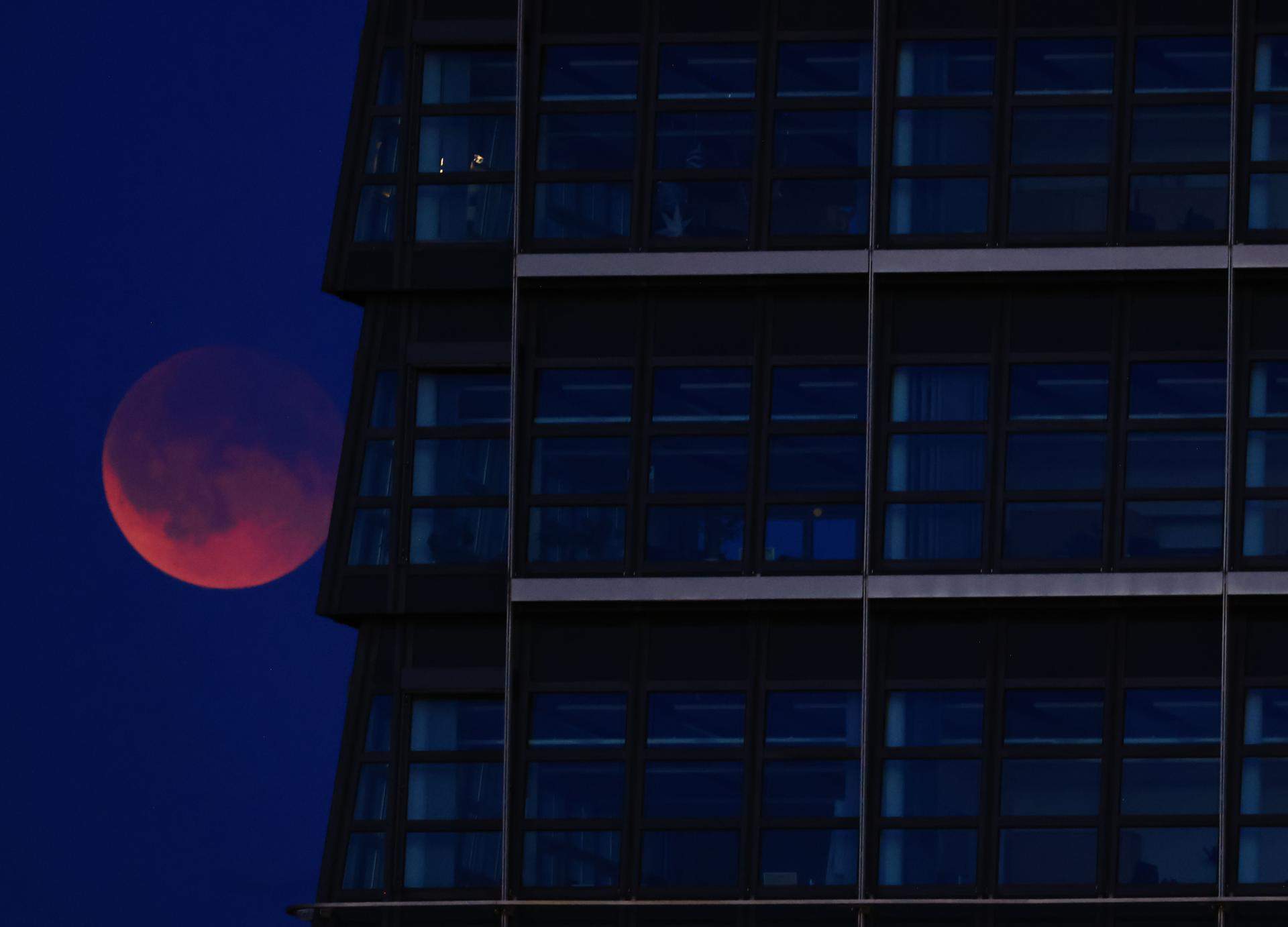 FOTOS | Com s'ha vist l'eclipsi lunar a Catalunya i la resta del món?