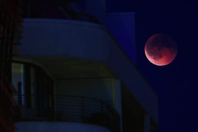 Eclipse total de luna de sangre en Berlín / EFE Eclipse total de luna de sangre en Berlín / EFE
