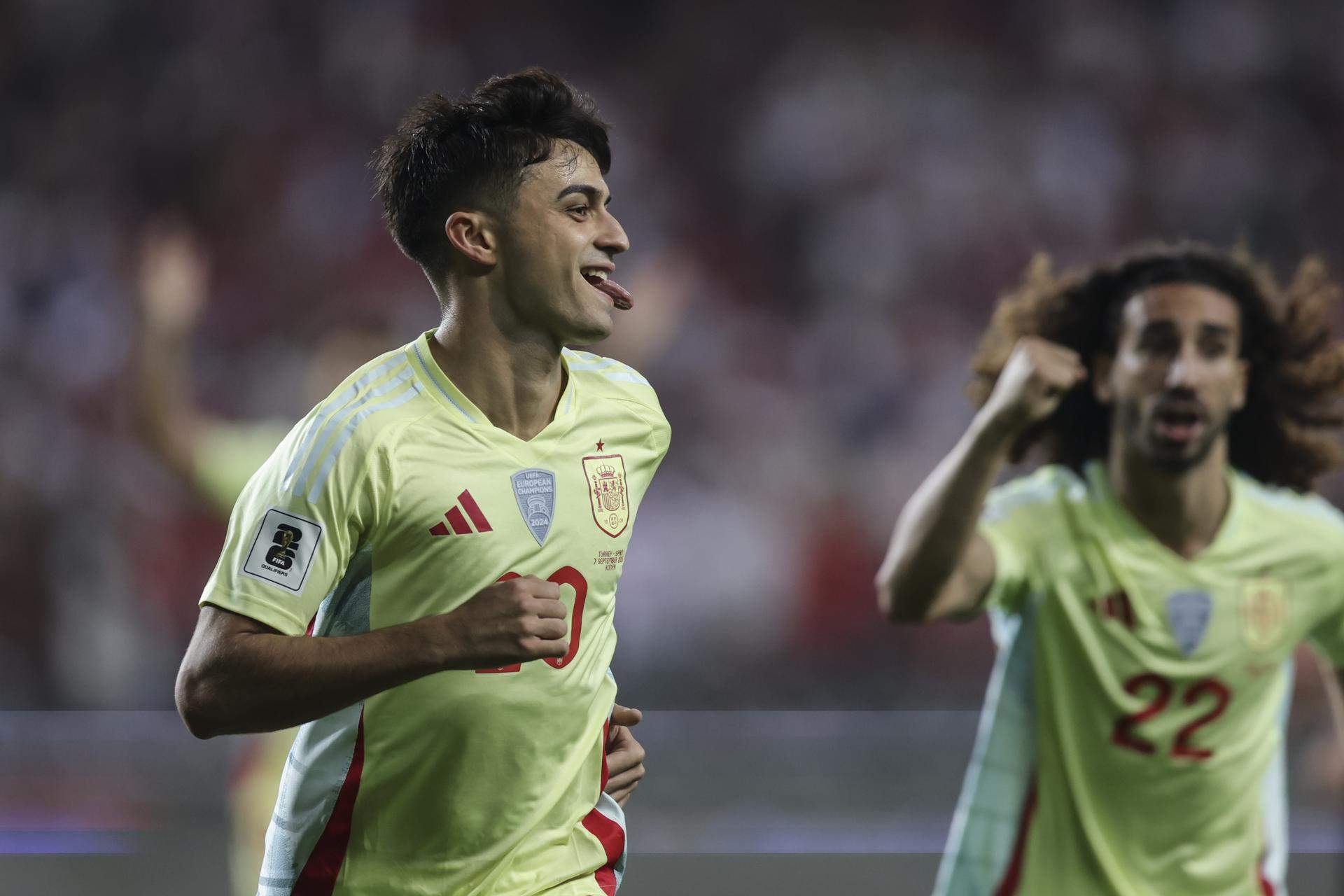 Pedri agacha la cabeza, el compañerismo no permite quejas, pero el Barça juega con uno menos