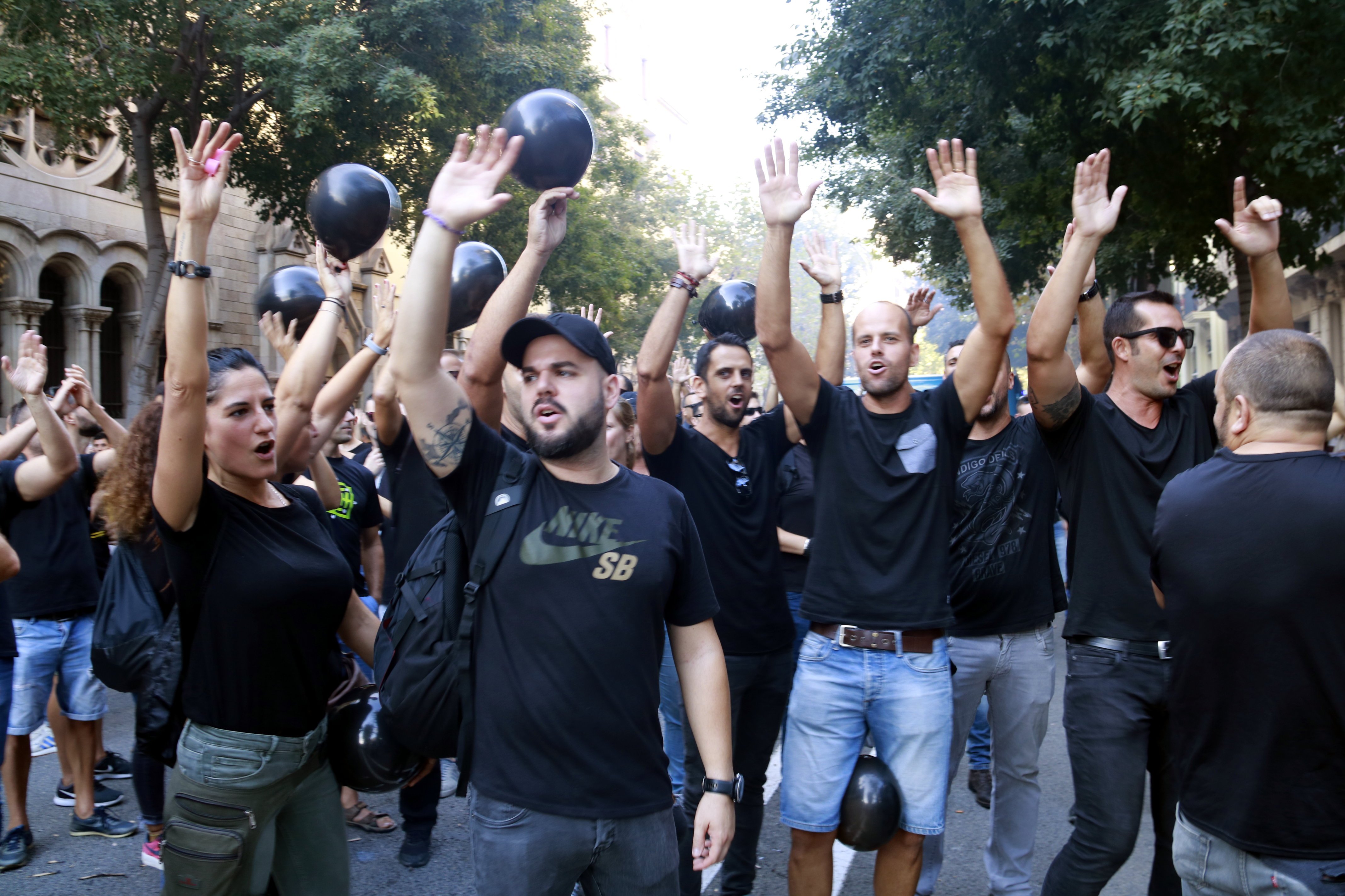 Un millar de mossos se manifiestan por las mejoras laborales