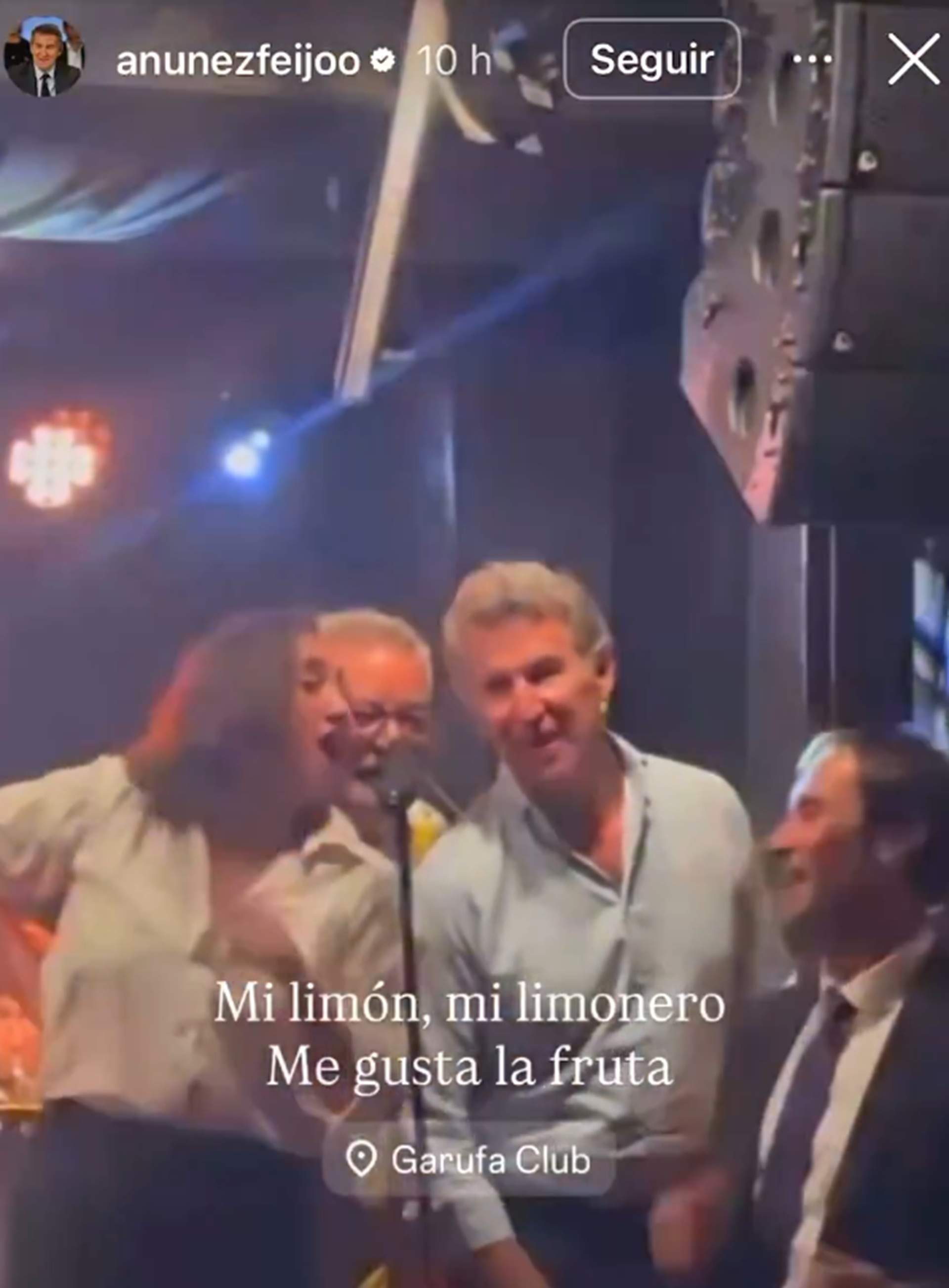 Feijóo se sube a un karaoke y se hace suyo el "me gusta la fruta" de Ayuso a Sánchez
