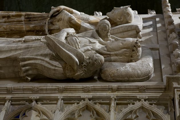 Damas reinas abadesas Monasterio de Poblet violando de bar PMRMaeyaert wikipedia