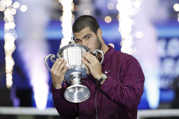 Carlos Alcaraz amb el títol de campió del US Open / Foto: EFE