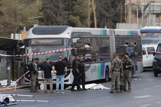 Dos terrotistes ataquen un autobús a Jerusalem