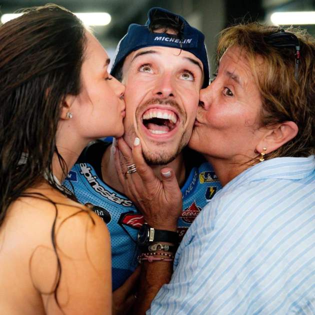 Àlex Márquez con su novia y su madre Instagram Àlex Márquez con su novia y su madre Instagram
