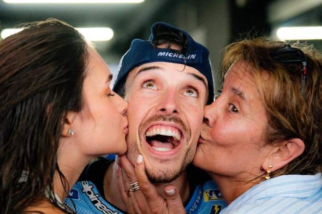 Àlex Márquez amb la seva novia i la seva mare   Instagram