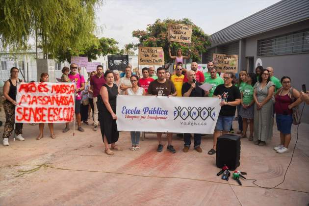 Pares i mares protestant davant una escola de Massanassa Pares i mares protestant davant una escola de Massanassa