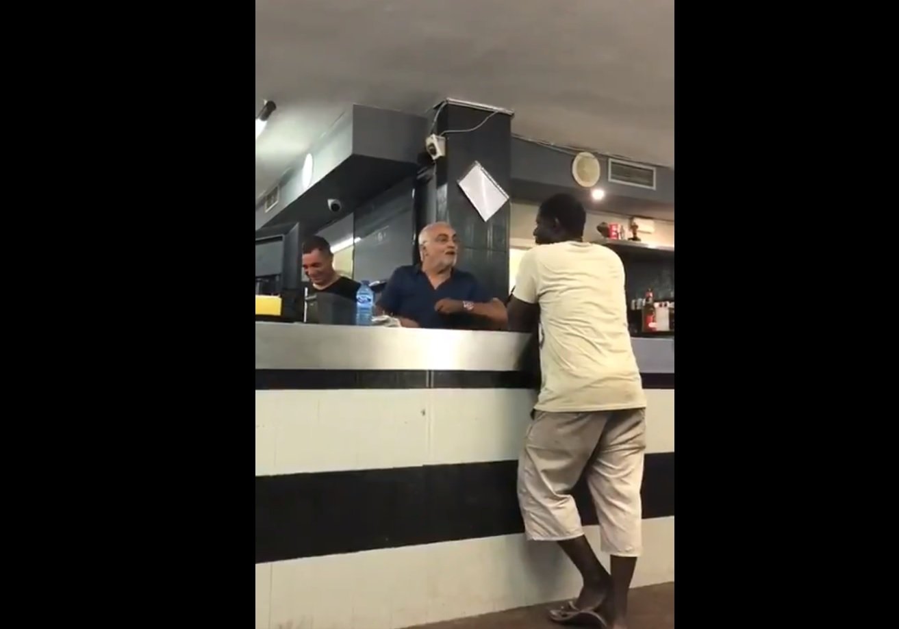 Un cambrer humilia un africà i l'acomiada amb un "Viva Espanya"