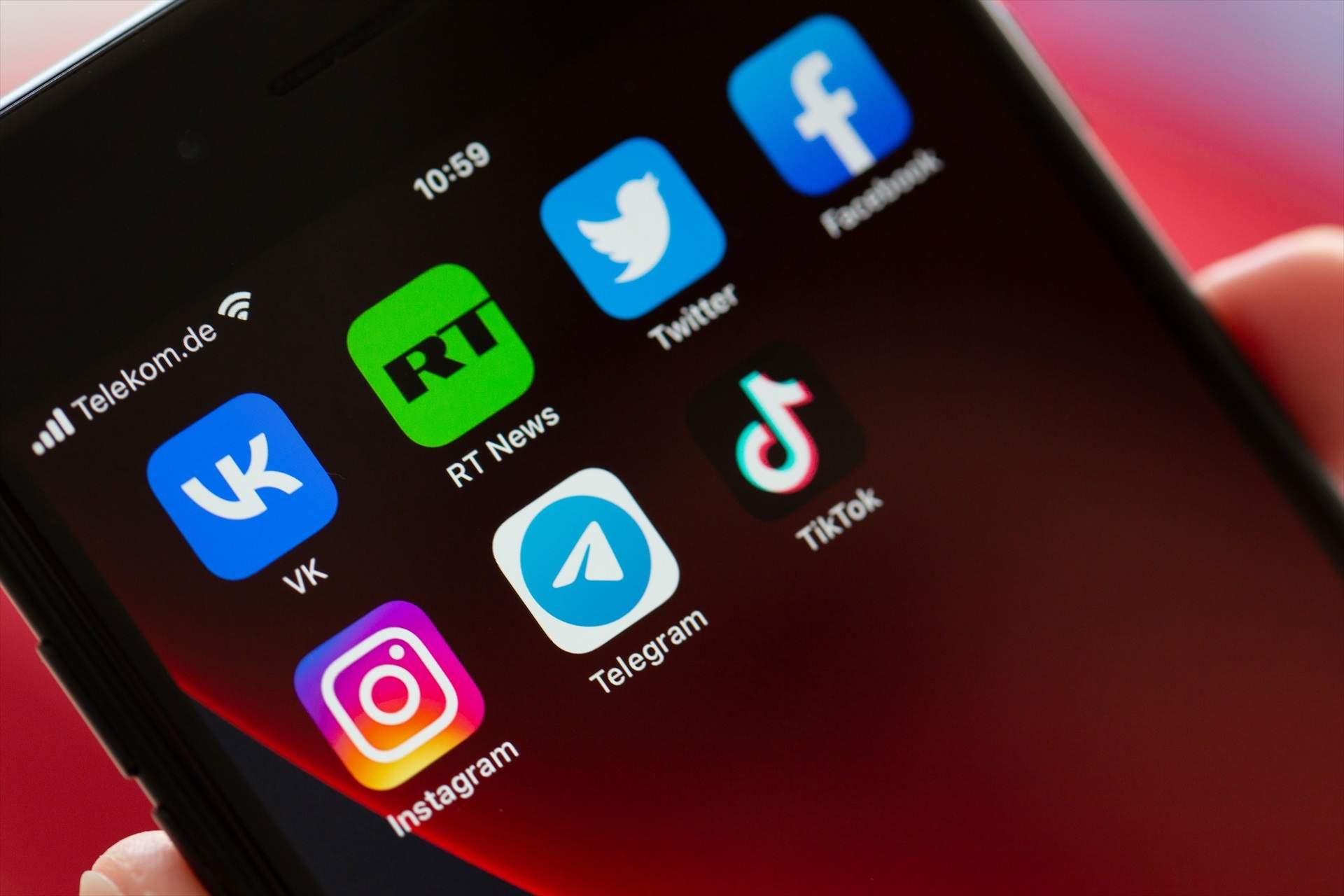 Un canal ultra en Telegram insta a comprar pistolas y actuar como "lobos solitarios" contra inmigrantes