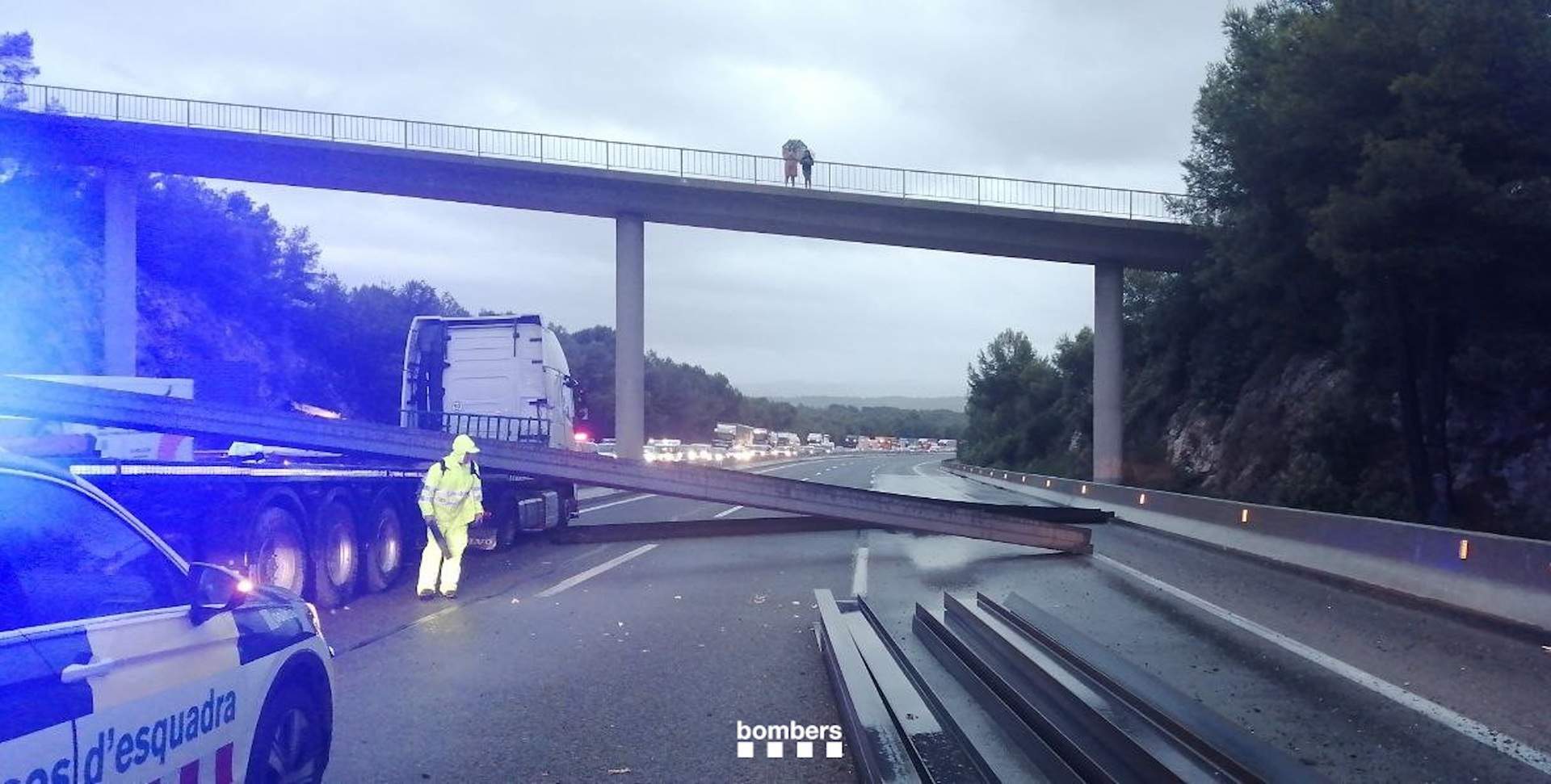 Cortada la AP-7 en Tarragona en sentido norte por un accidente: un camión pierde vigas de hierro que llevaba