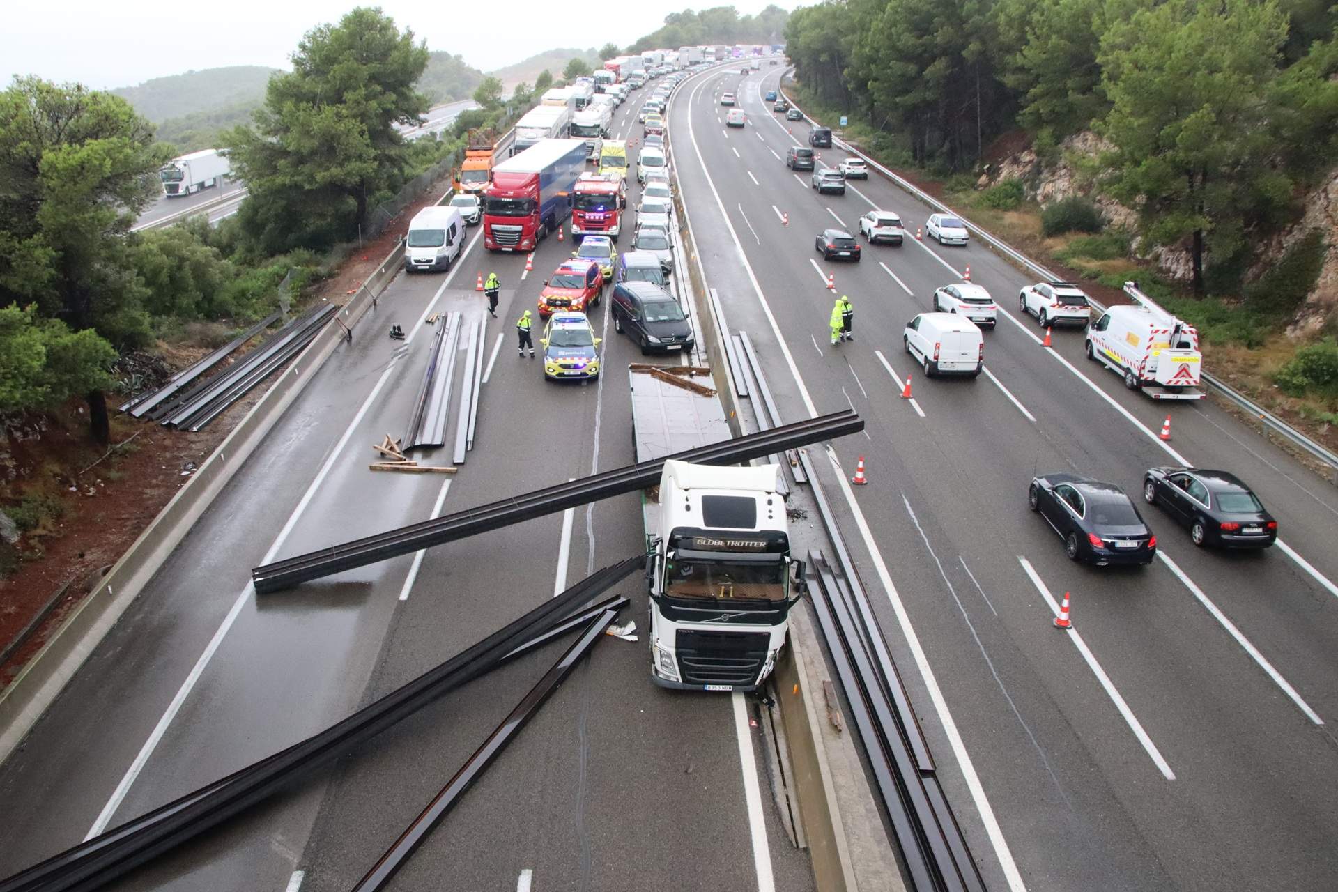 Cortada la AP-7 en Tarragona en sentido norte por un accidente: un camión pierde vigas de hierro que llevaba