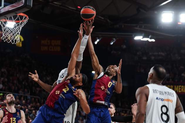 Kevin Punter y Jabari Parker luchando por una pelota contra el Real Madrid / Foto: Europa Press