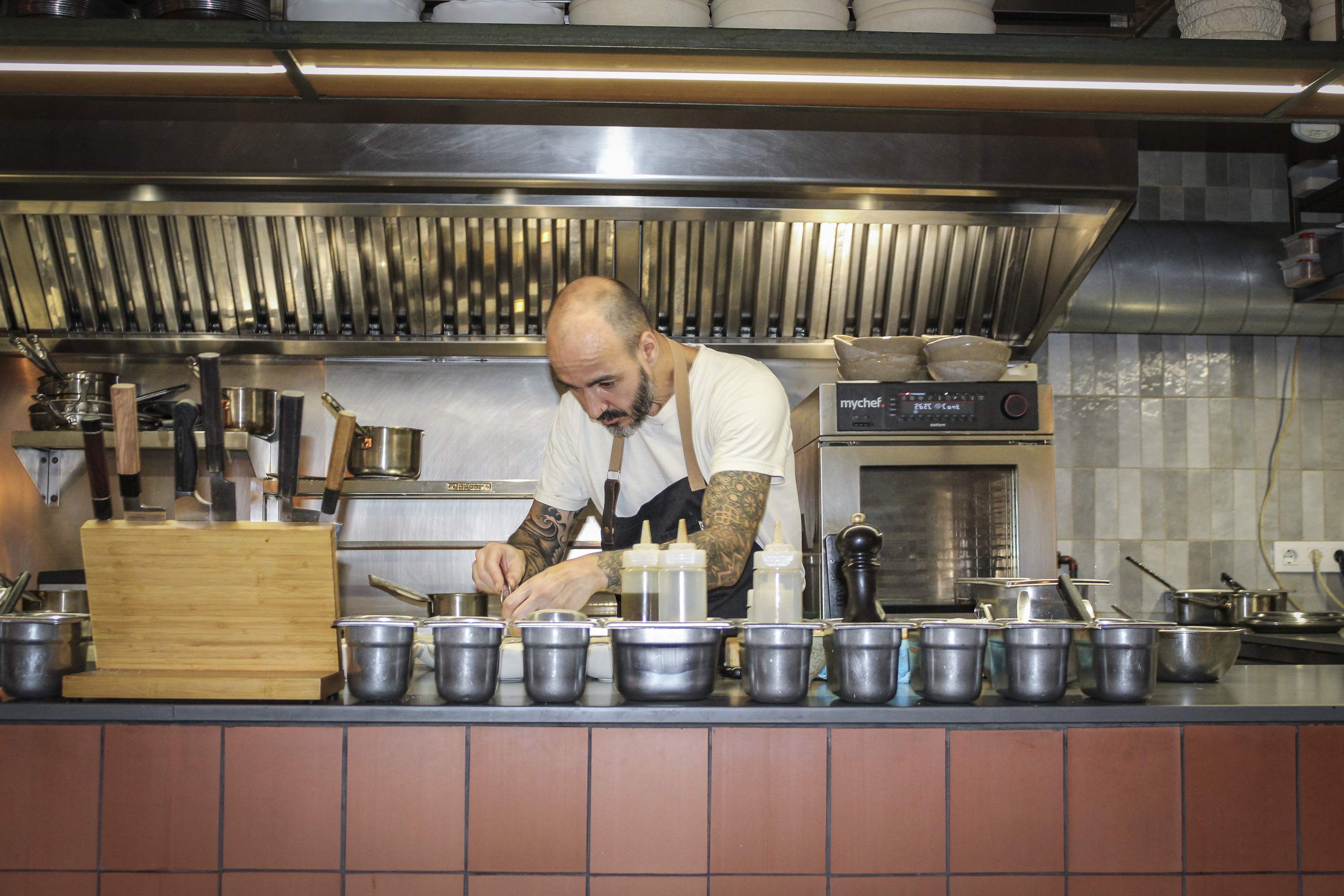 La mítica taberna del Poble-sec que celebra cinco años cautivando al comensal como el primer día