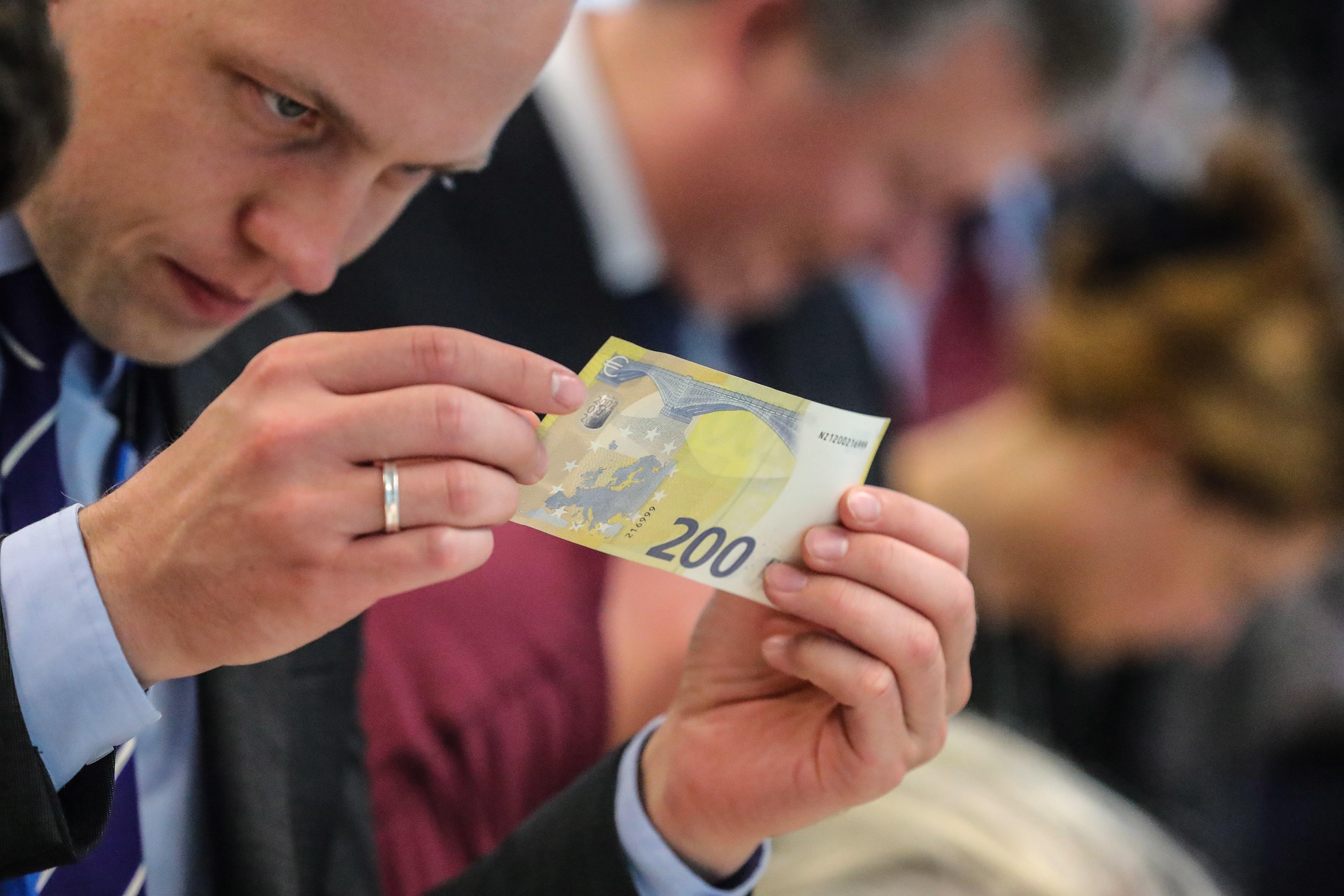 Los nuevos billetes de 100 y 200 € entrarán en circulación a finales de mayo