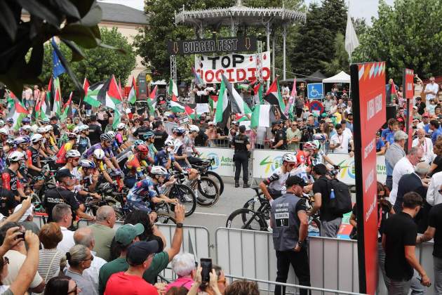 EuropaPress 6939316 decenas personas concentracion contra participacion israel vuelta ciclista