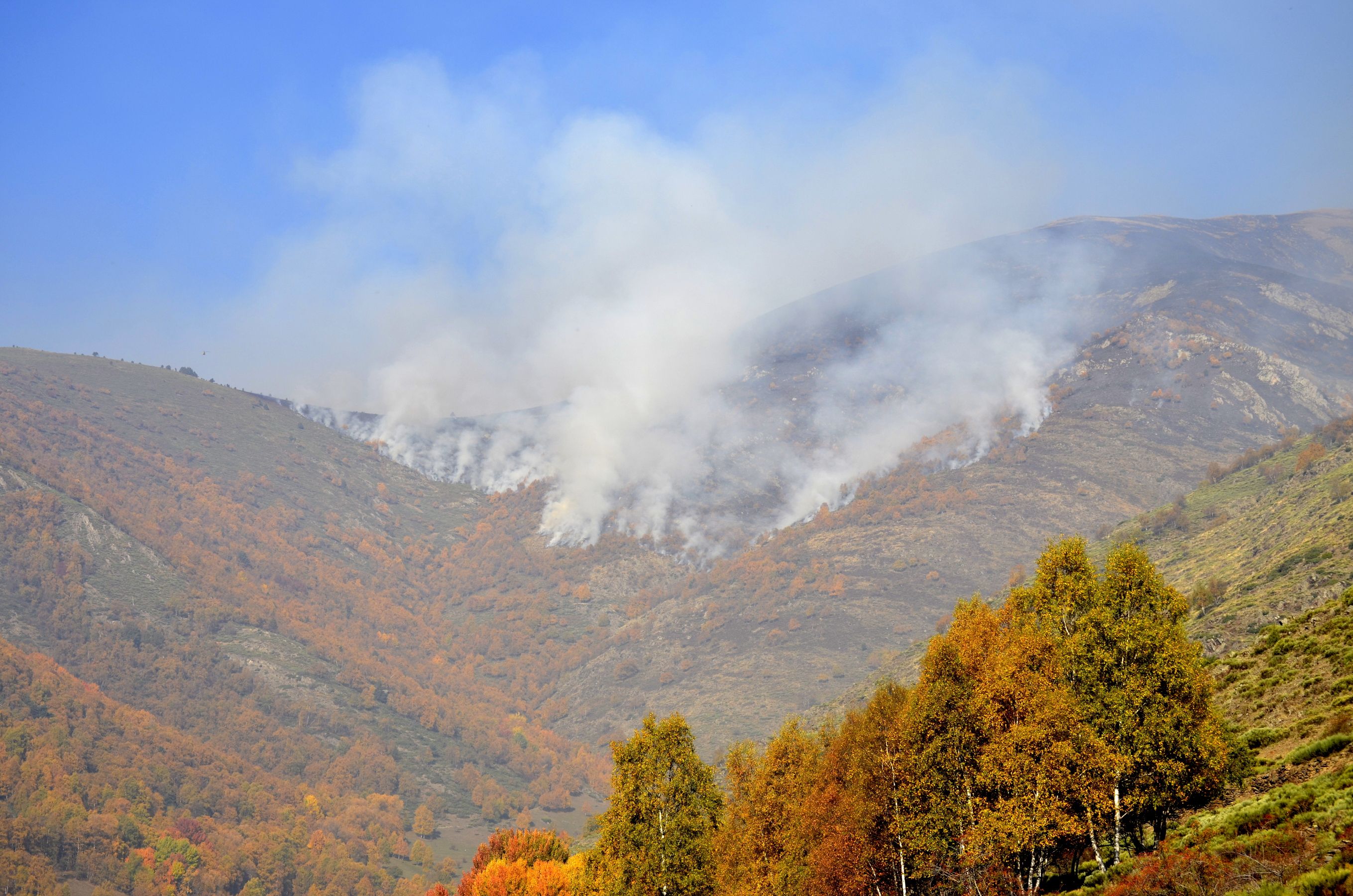 Els bombers estabilitzaran avui el foc del Pallars Sobirà