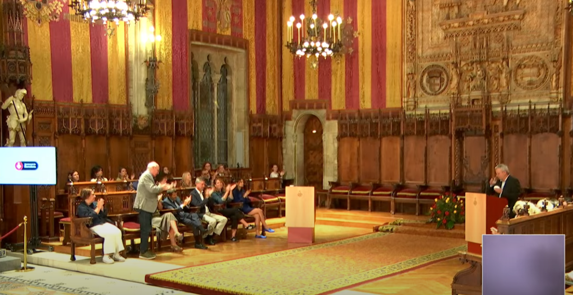 Final accidentado del acto con motivo de la Diada en el ayuntamiento de Barcelona por un error de protocolo