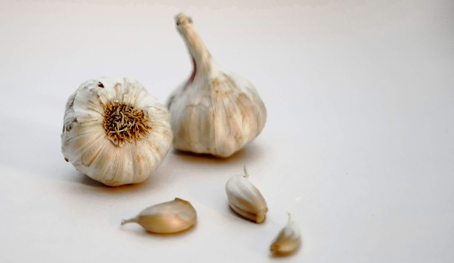 Cómo pelar ajos sin ensuciarte las manos: el truco que usan los chefs