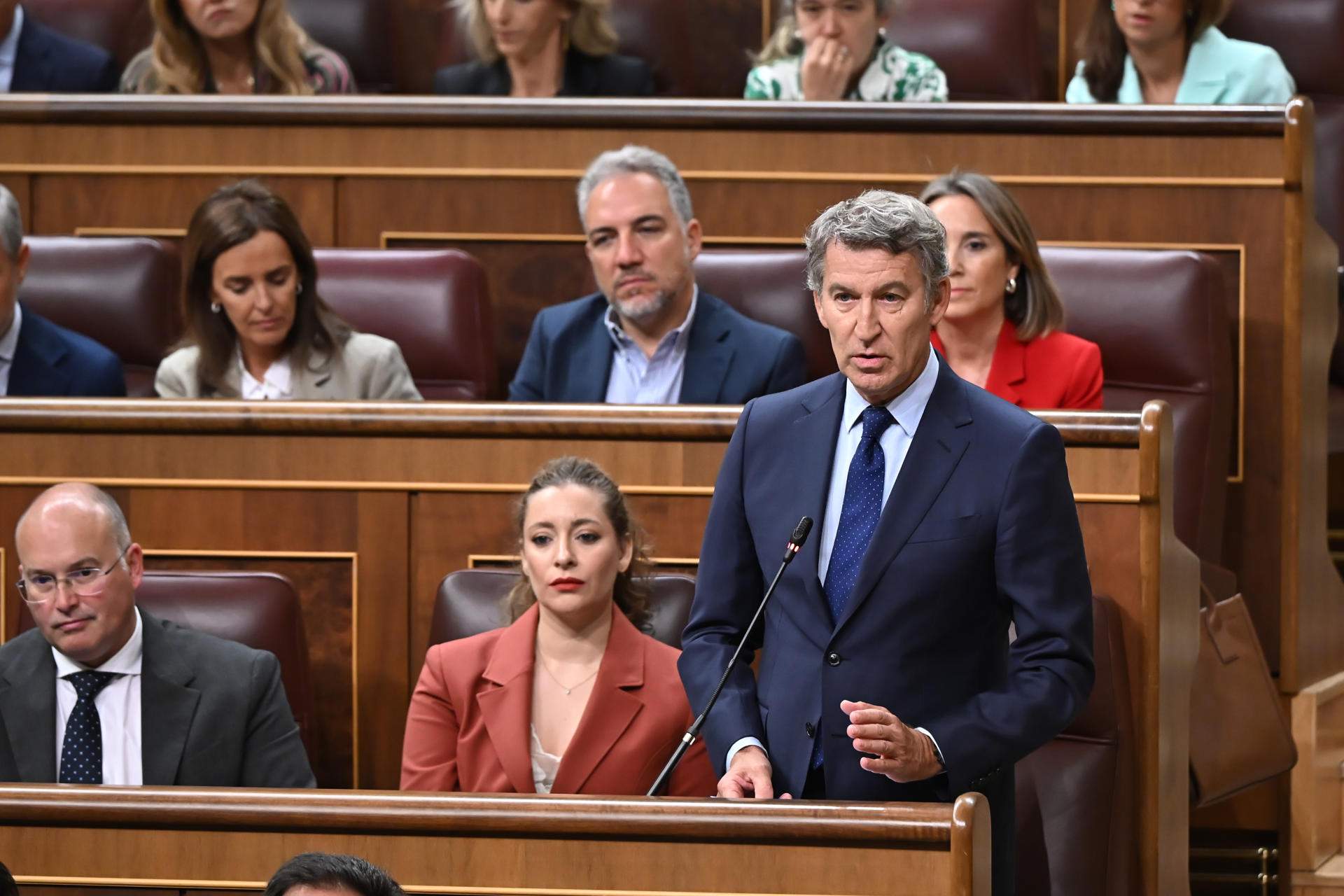 Feijóo acusa a Sánchez de tener “miedo” a acabar en los juzgados y él defiende un “gobierno limpio”