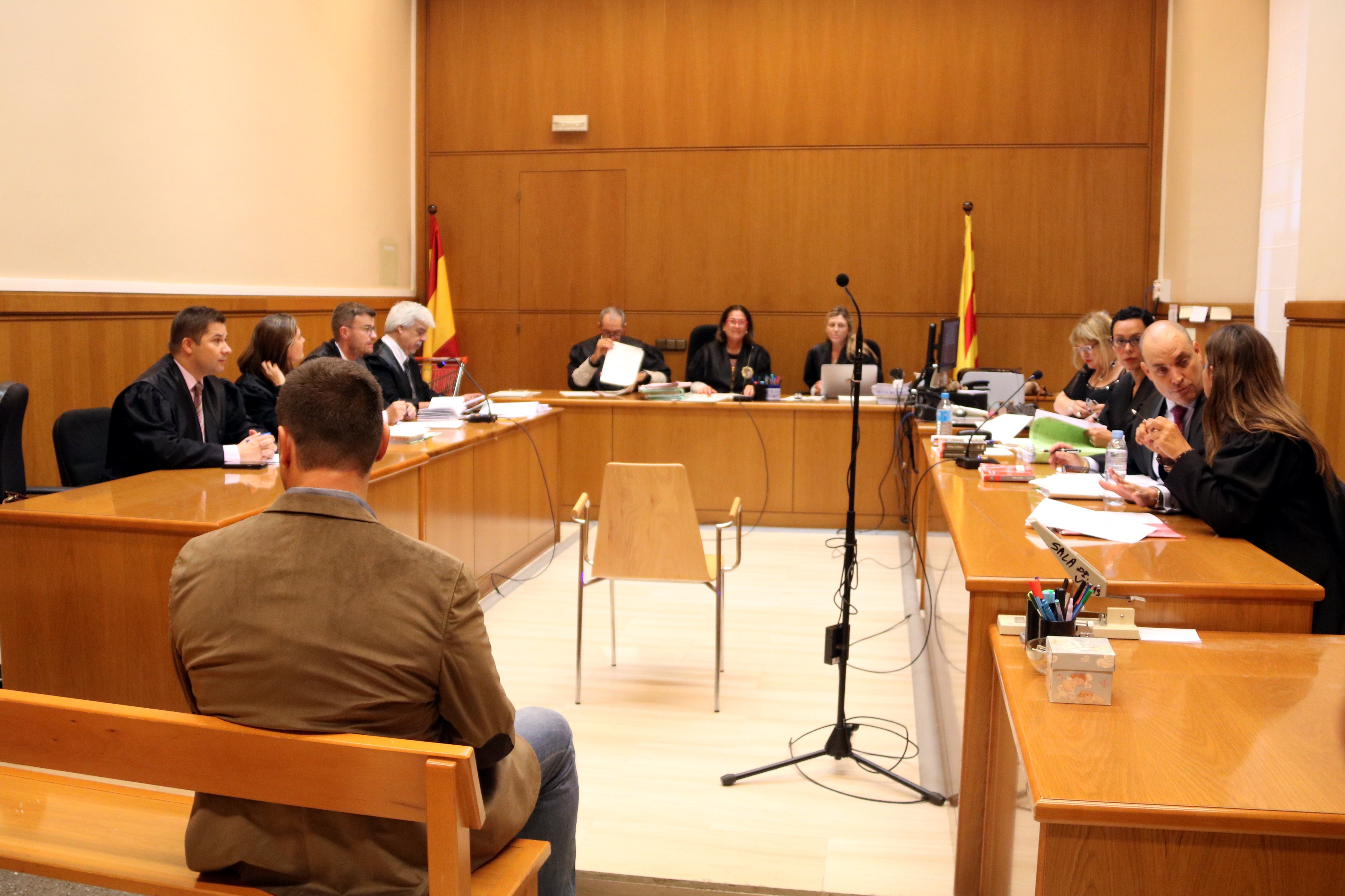 Un any de presó per al mosso que va gravar 17 companyes al vestidor