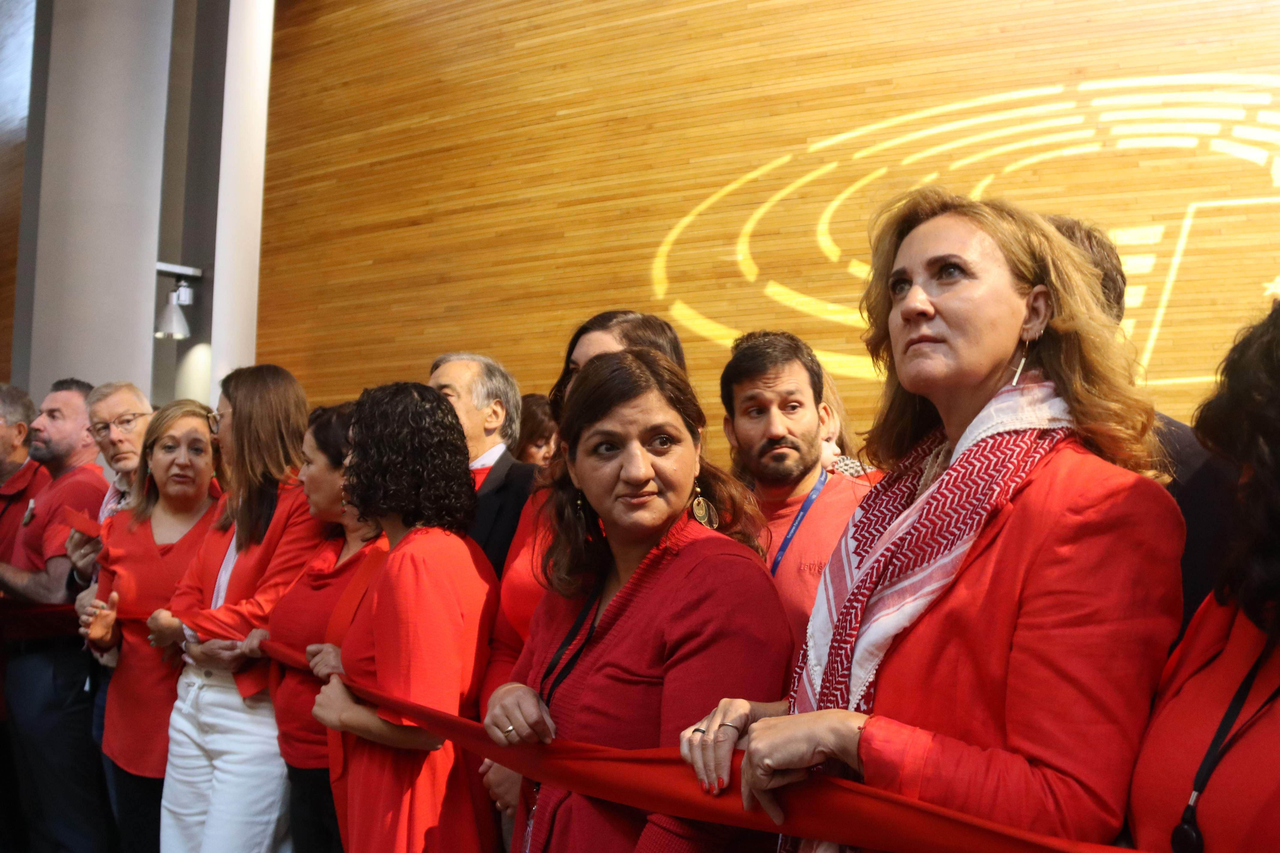 Así protestan un grupo de eurodiputados por la guerra en Gaza durante el discurso de Von der Leyen