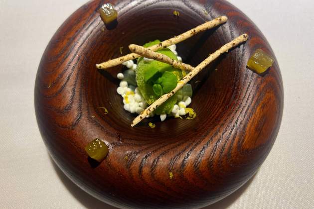 Cogombre osmotitzat, perles de iogurt amb sorbet d'alfàbrega, citronel·la, merenga de pebre de Batak al restaurant Atempo / Foto: Rosa Molinero Trias Cogombre osmotitzat, perles de iogurt amb sorbet d'alfàbrega, citronel·la, merenga de pebre de Batak al restaurant Atempo / Foto: Rosa Molinero Trias