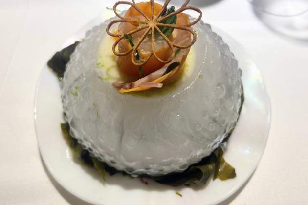 Ceviche de llobarro amb moniato i llet de tigre amb halòfites al restaurant Atempo / Foto: Rosa Molinero Trias Ceviche de llobarro amb moniato i llet de tigre amb halòfites al restaurant Atempo / Foto: Rosa Molinero Trias