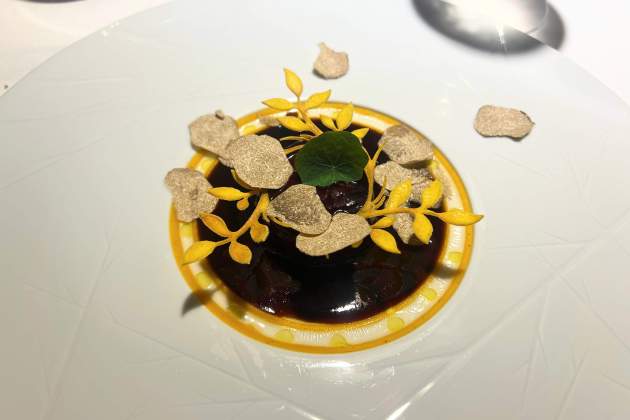 Royal d'oca amb crema e carbassa, emulsió d'all negre i ajoblanco al restaurant Atempo / Foto: Rosa Molinero Trias Royal d'oca amb crema e carbassa, emulsió d'all negre i ajoblanco al restaurant Atempo / Foto: Rosa Molinero Trias